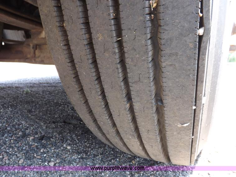 image for item I7716 2001 Freightliner Columbia semi truck