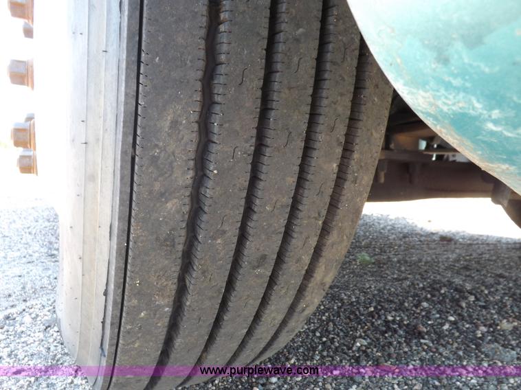 image for item I7716 2001 Freightliner Columbia semi truck