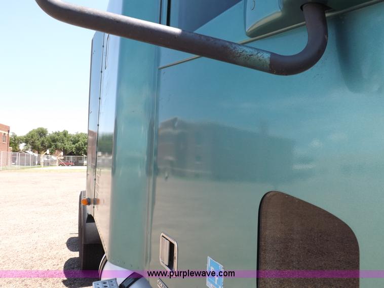 image for item I7716 2001 Freightliner Columbia semi truck