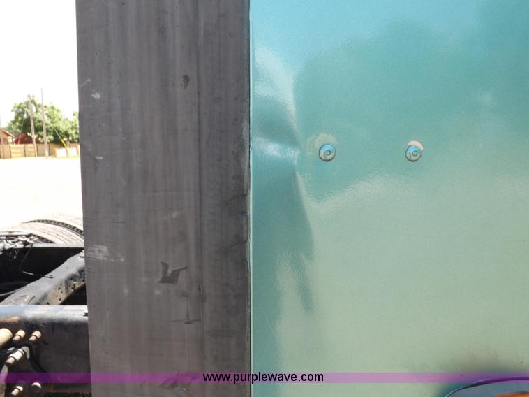 image for item I7716 2001 Freightliner Columbia semi truck