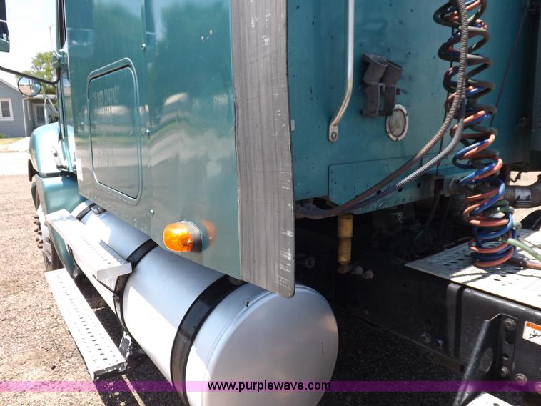 image for item I7716 2001 Freightliner Columbia semi truck