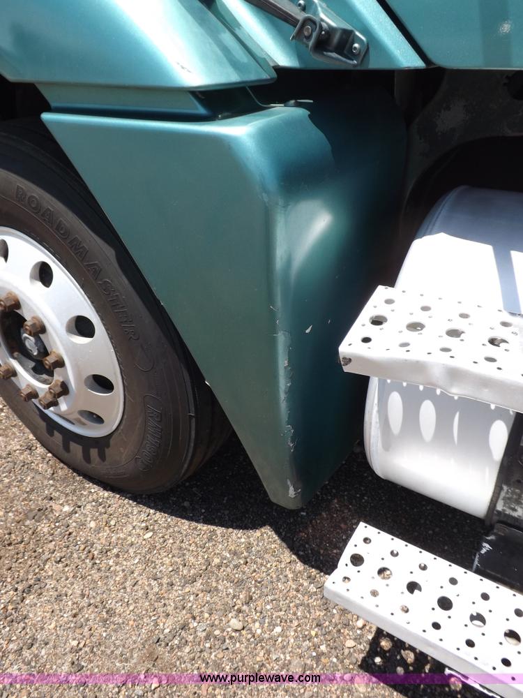 image for item I7716 2001 Freightliner Columbia semi truck