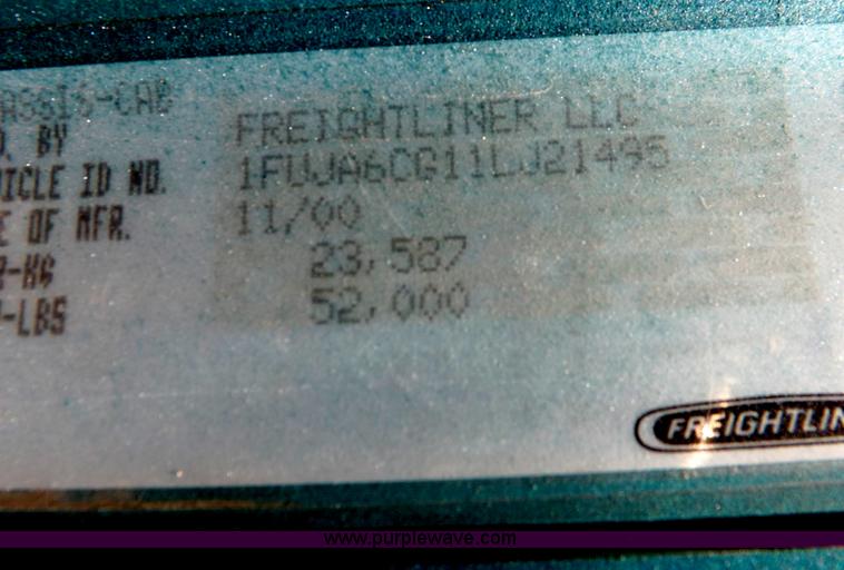 image for item I7716 2001 Freightliner Columbia semi truck