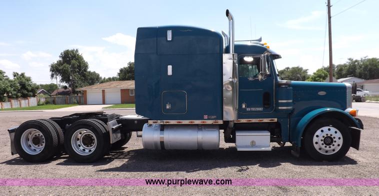 image for item I7717 2000 Peterbilt 379 semi truck