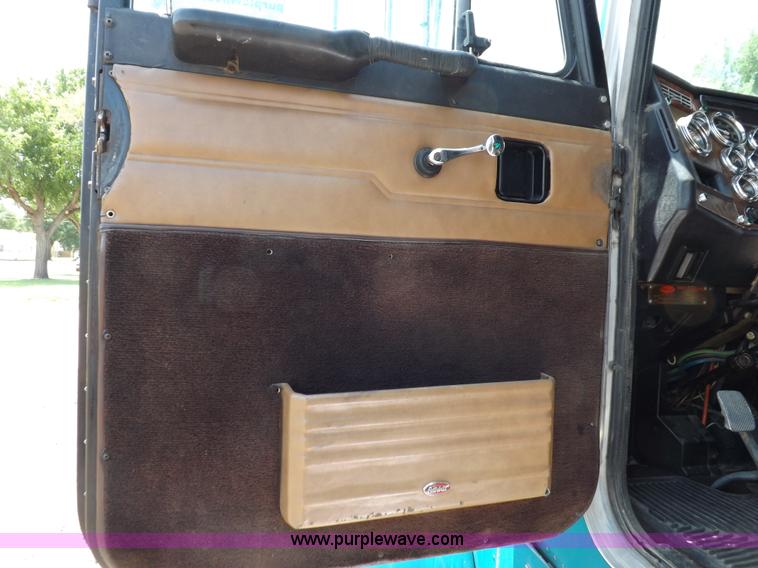 image for item I7717 2000 Peterbilt 379 semi truck