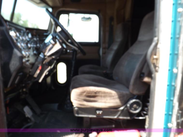 image for item I7717 2000 Peterbilt 379 semi truck