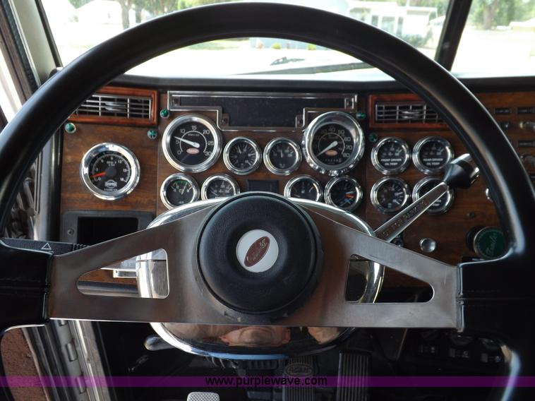 image for item I7717 2000 Peterbilt 379 semi truck