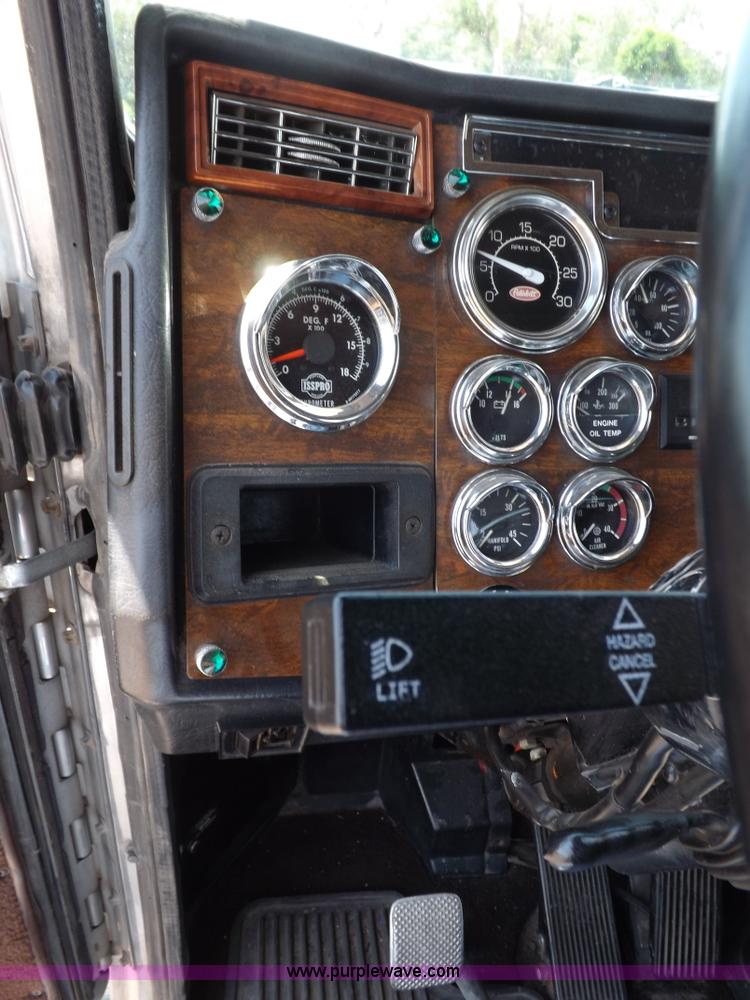 image for item I7717 2000 Peterbilt 379 semi truck