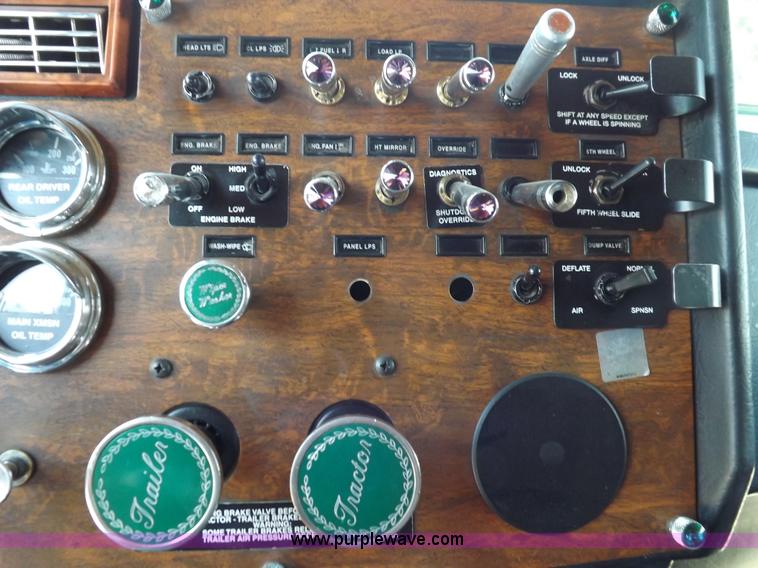 image for item I7717 2000 Peterbilt 379 semi truck