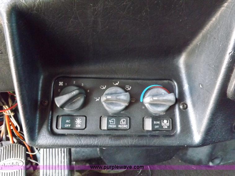 image for item I7717 2000 Peterbilt 379 semi truck