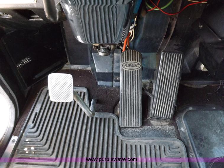 image for item I7717 2000 Peterbilt 379 semi truck