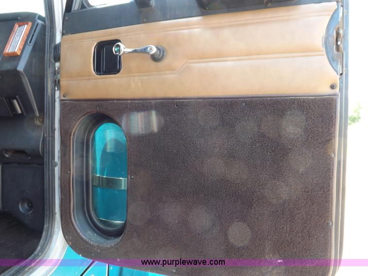 image for item I7717 2000 Peterbilt 379 semi truck