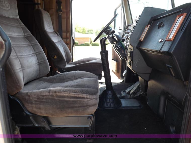 image for item I7717 2000 Peterbilt 379 semi truck