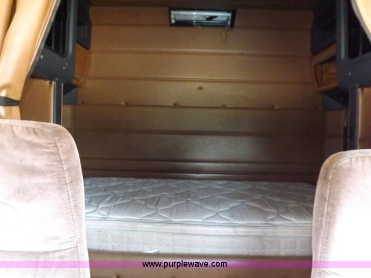 image for item I7717 2000 Peterbilt 379 semi truck