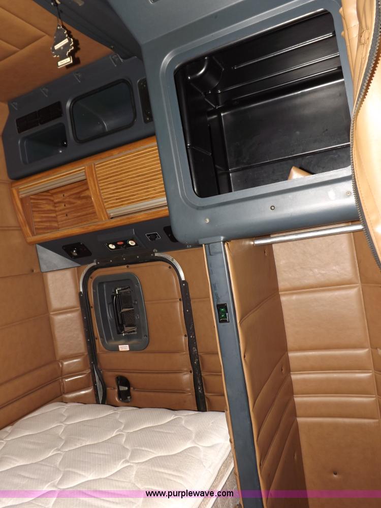 image for item I7717 2000 Peterbilt 379 semi truck