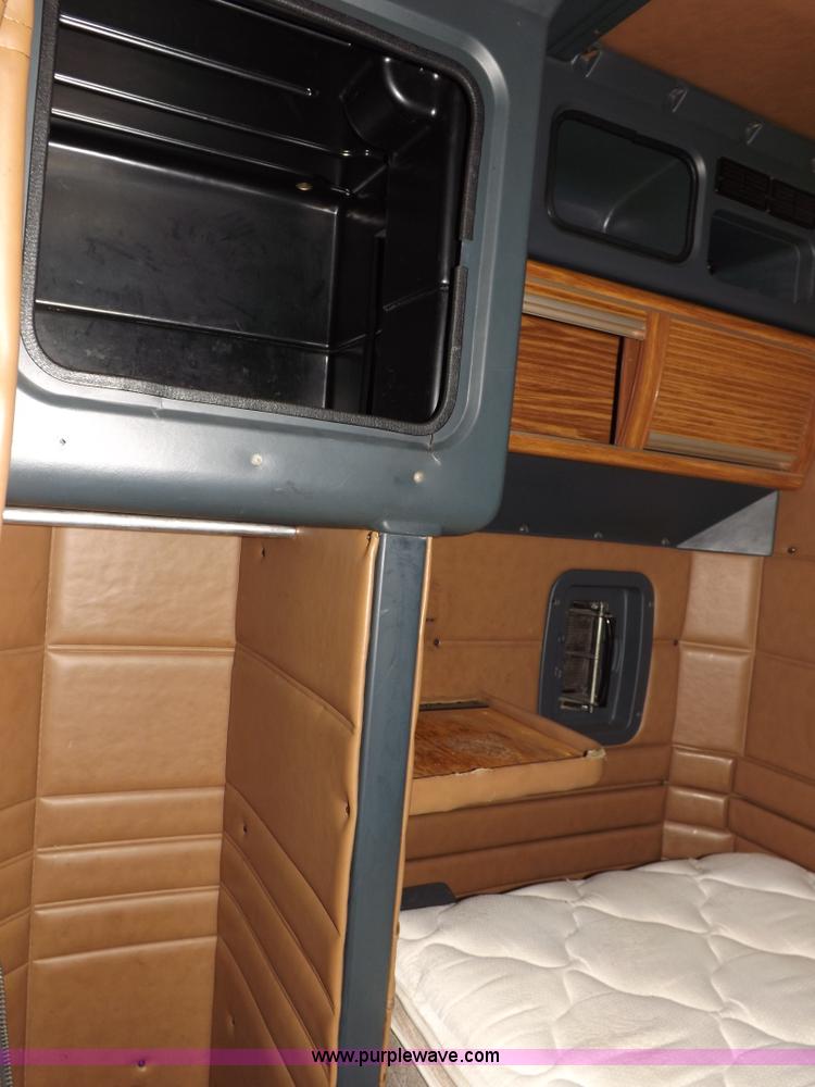 image for item I7717 2000 Peterbilt 379 semi truck