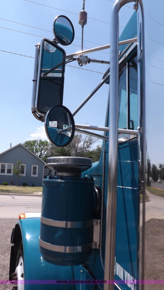 image for item I7717 2000 Peterbilt 379 semi truck