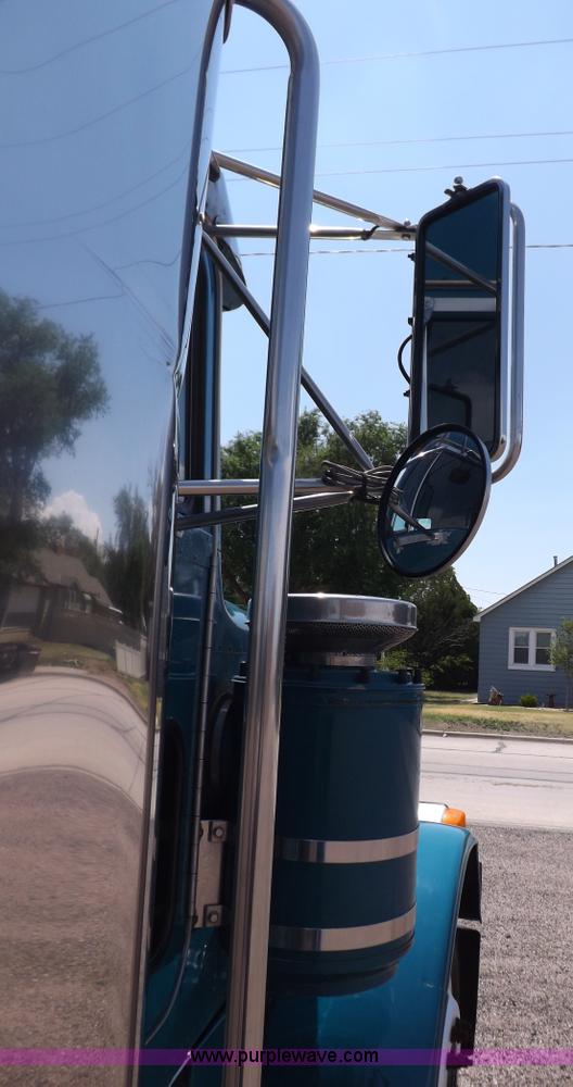 image for item I7717 2000 Peterbilt 379 semi truck