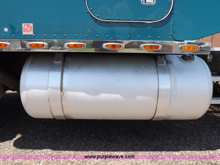 image for item I7717 2000 Peterbilt 379 semi truck