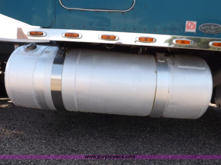 image for item I7717 2000 Peterbilt 379 semi truck