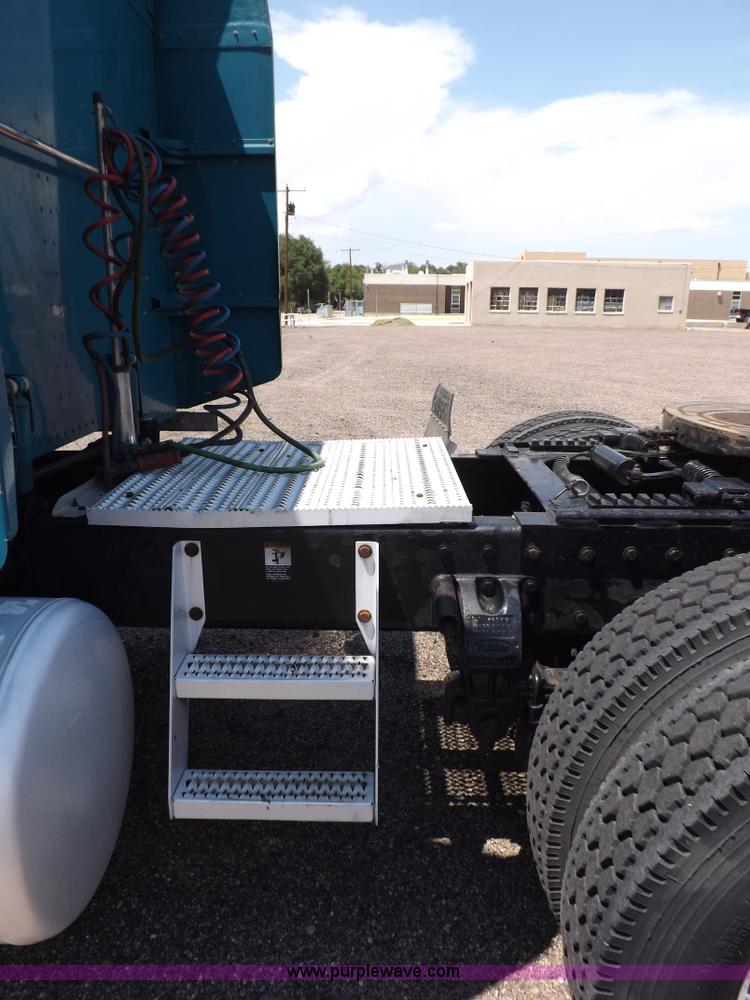 image for item I7717 2000 Peterbilt 379 semi truck