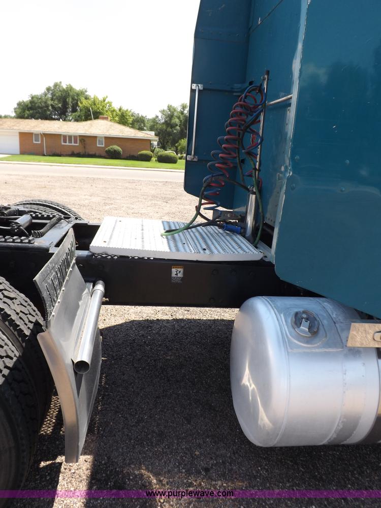 image for item I7717 2000 Peterbilt 379 semi truck