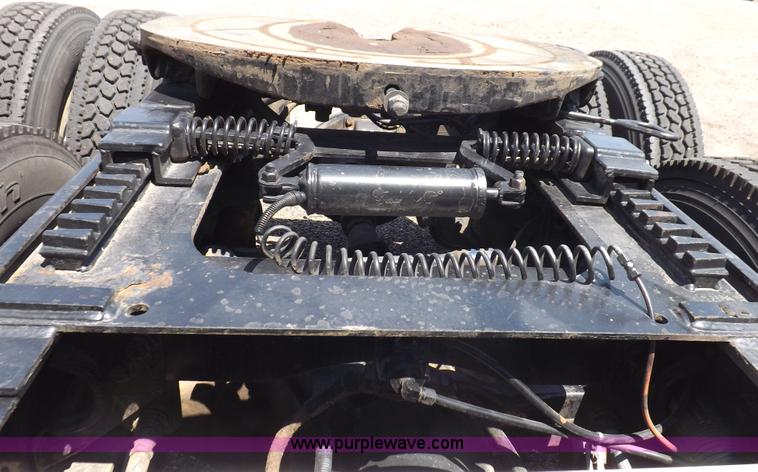 image for item I7717 2000 Peterbilt 379 semi truck