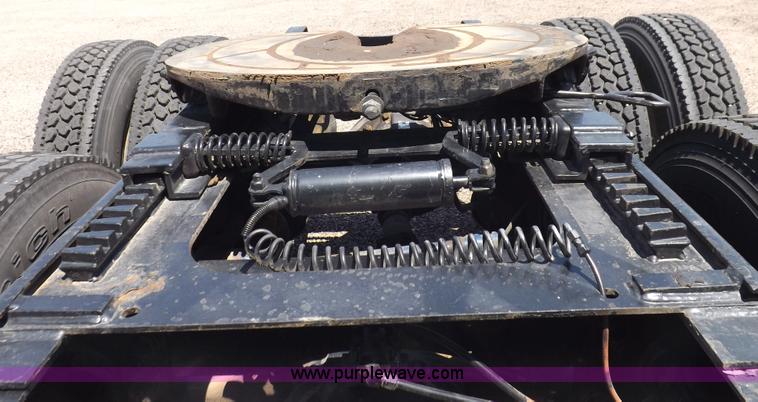 image for item I7717 2000 Peterbilt 379 semi truck