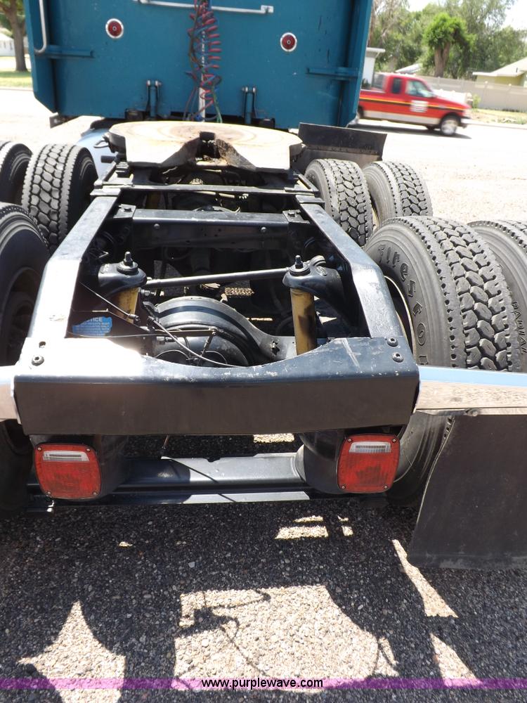 image for item I7717 2000 Peterbilt 379 semi truck