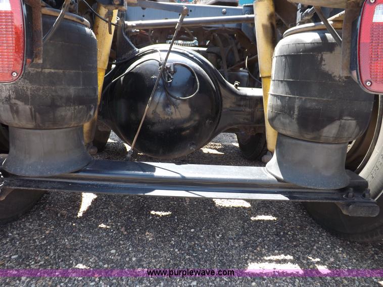 image for item I7717 2000 Peterbilt 379 semi truck