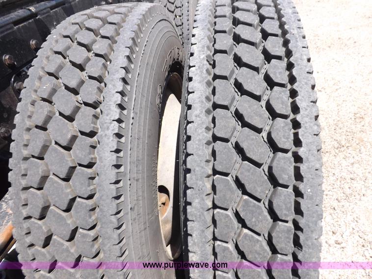 image for item I7717 2000 Peterbilt 379 semi truck