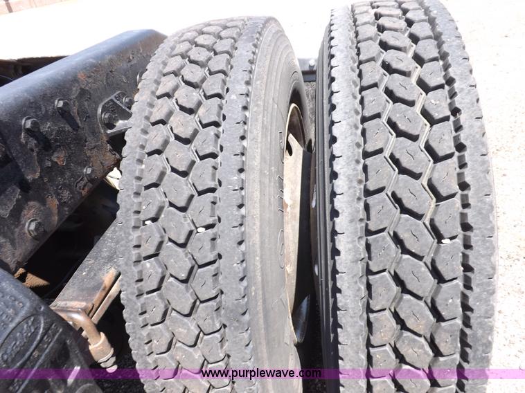 image for item I7717 2000 Peterbilt 379 semi truck