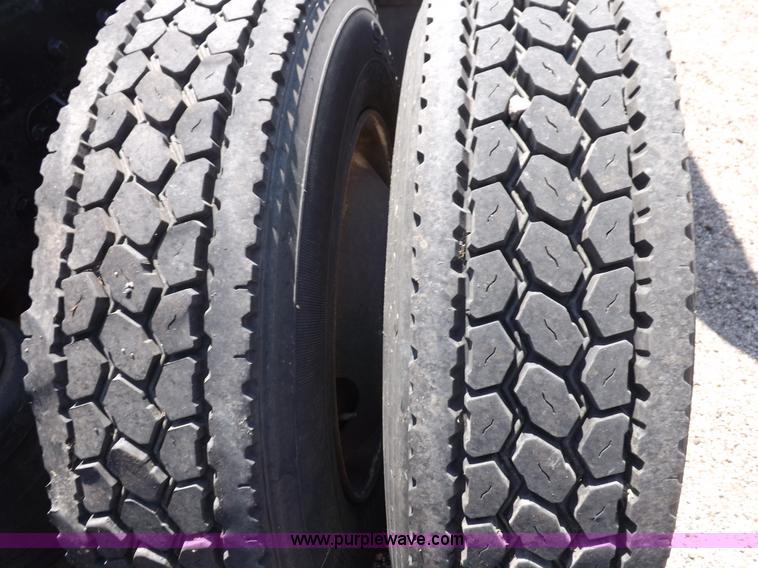 image for item I7717 2000 Peterbilt 379 semi truck