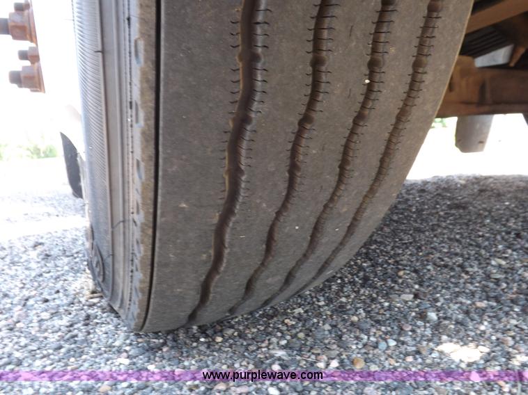 image for item I7717 2000 Peterbilt 379 semi truck