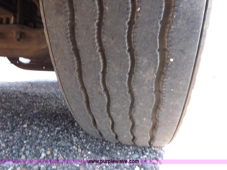 image for item I7717 2000 Peterbilt 379 semi truck