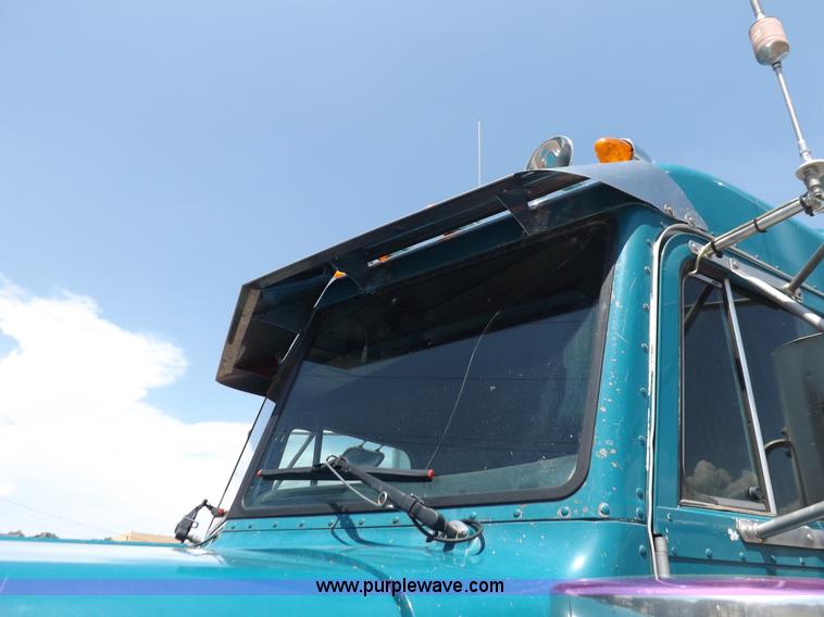 image for item I7717 2000 Peterbilt 379 semi truck