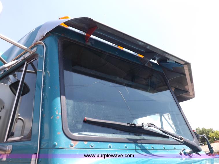 image for item I7717 2000 Peterbilt 379 semi truck