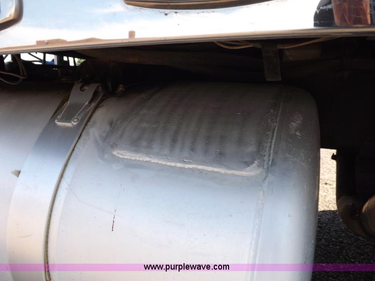 image for item I7717 2000 Peterbilt 379 semi truck