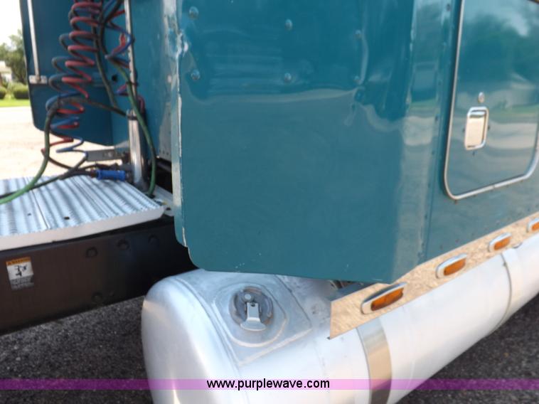 image for item I7717 2000 Peterbilt 379 semi truck