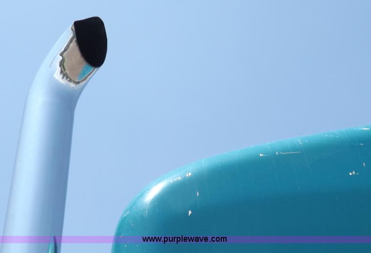 image for item I7717 2000 Peterbilt 379 semi truck