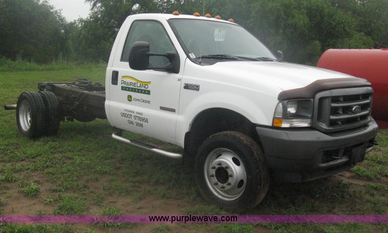 image for item D8482 2004 Ford F550 XL Super Duty pickup truck cab and chassis