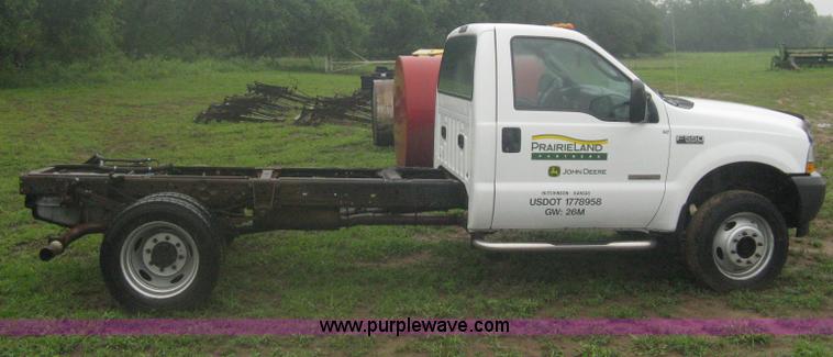 image for item D8482 2004 Ford F550 XL Super Duty pickup truck cab and chassis