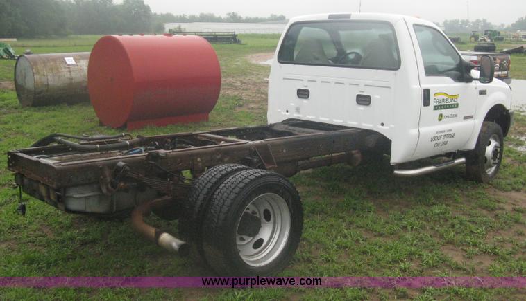 image for item D8482 2004 Ford F550 XL Super Duty pickup truck cab and chassis