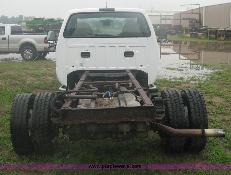image for item D8482 2004 Ford F550 XL Super Duty pickup truck cab and chassis