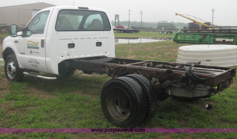 image for item D8482 2004 Ford F550 XL Super Duty pickup truck cab and chassis