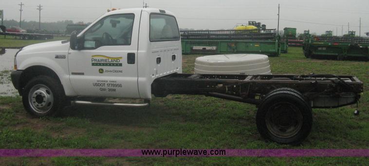image for item D8482 2004 Ford F550 XL Super Duty pickup truck cab and chassis
