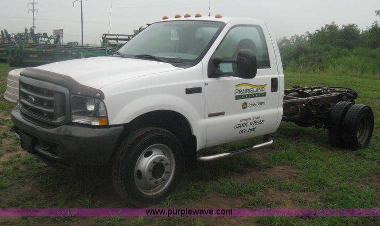 image for item D8482 2004 Ford F550 XL Super Duty pickup truck cab and chassis