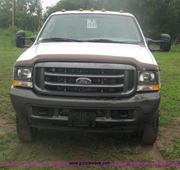 image for item D8482 2004 Ford F550 XL Super Duty pickup truck cab and chassis