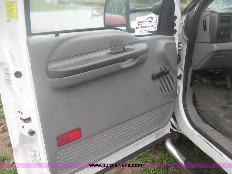 image for item D8482 2004 Ford F550 XL Super Duty pickup truck cab and chassis