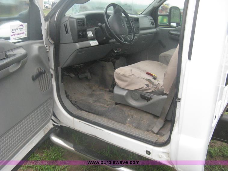 image for item D8482 2004 Ford F550 XL Super Duty pickup truck cab and chassis